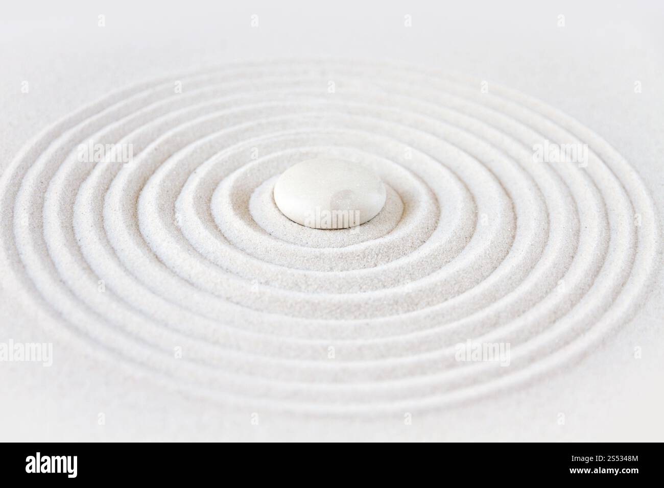 Weißer Stein im Sand. Zen-Hintergrundszene im japanischen Garten. Zen japanischer Garten Hintergrund Stockfoto
