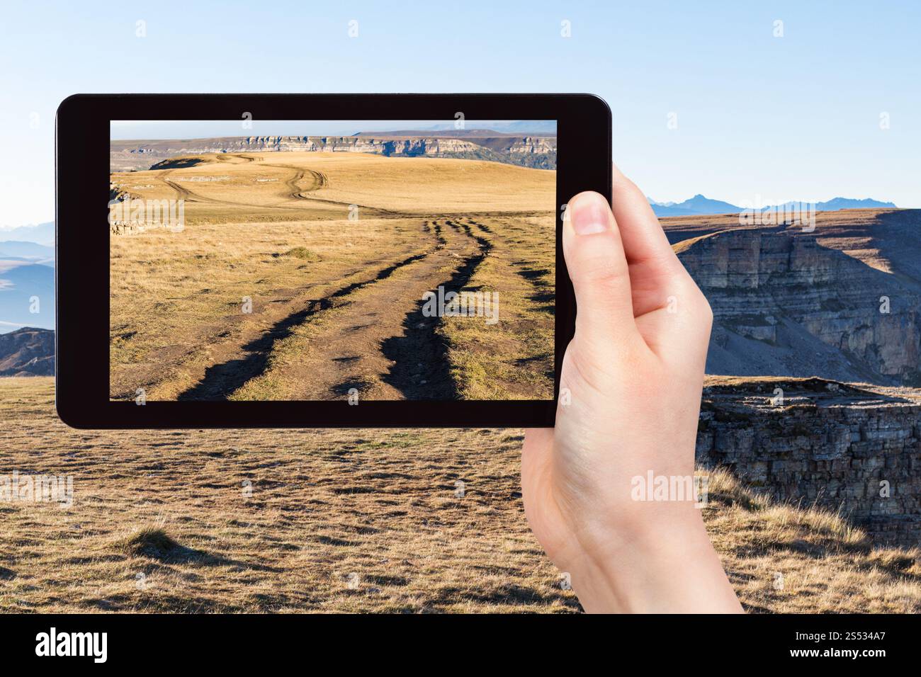Reisekonzept - Touristenfotos der schmutzigen Straße auf dem Bermamyt-Bergplateau am septembermorgen in der Nordkaukasus-Region Russi an Stockfoto
