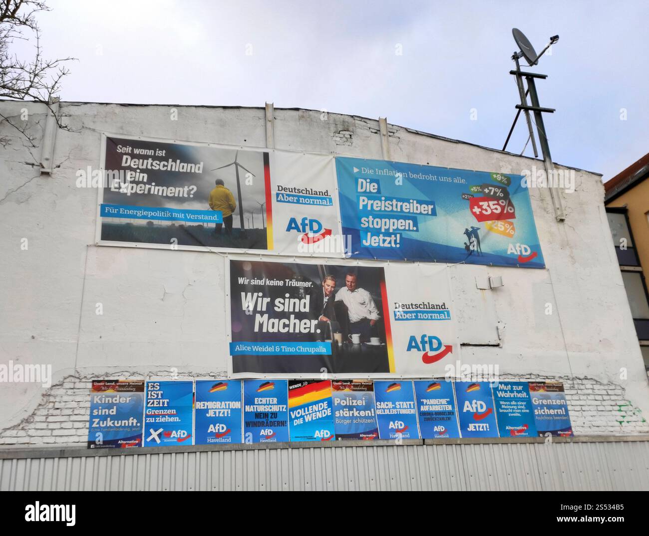 AFD-Wahlplakate im Januar 2025 an einer Mauer in Rathenow, Land Brandenburg. Stockfoto