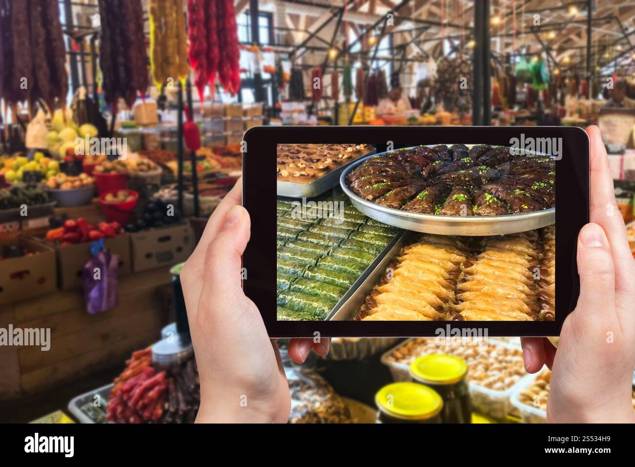 Travel Concept - Besucher Fotos von lokalen Produkten im City Market in Pyatigorsk in der kaukasischen Mineralwasser Region Russlands auf dem Smartphone Stockfoto