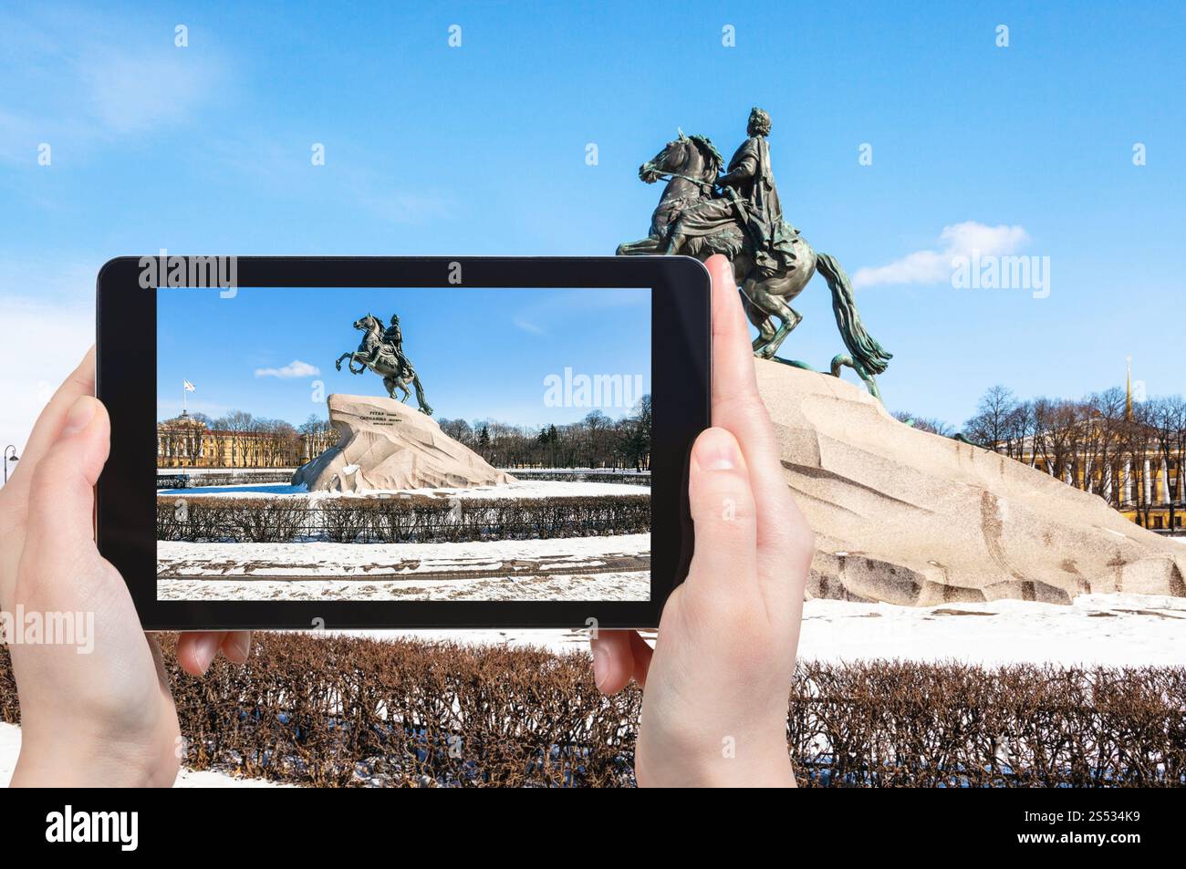Reisekonzept - touristische Fotografien des bronzenen Reiterdenkmals von Peter dem Großen auf dem Senatsplatz in Sankt Petersburg in Russland auf dem Smartphone Stockfoto