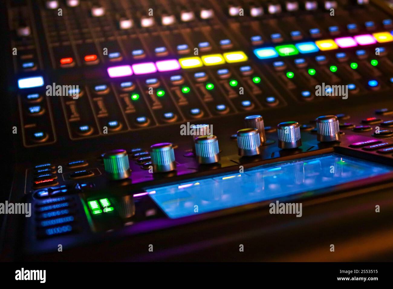 DJ-CD-Player, Audio-Mixer und Verstärker im Nachtclub Stockfoto