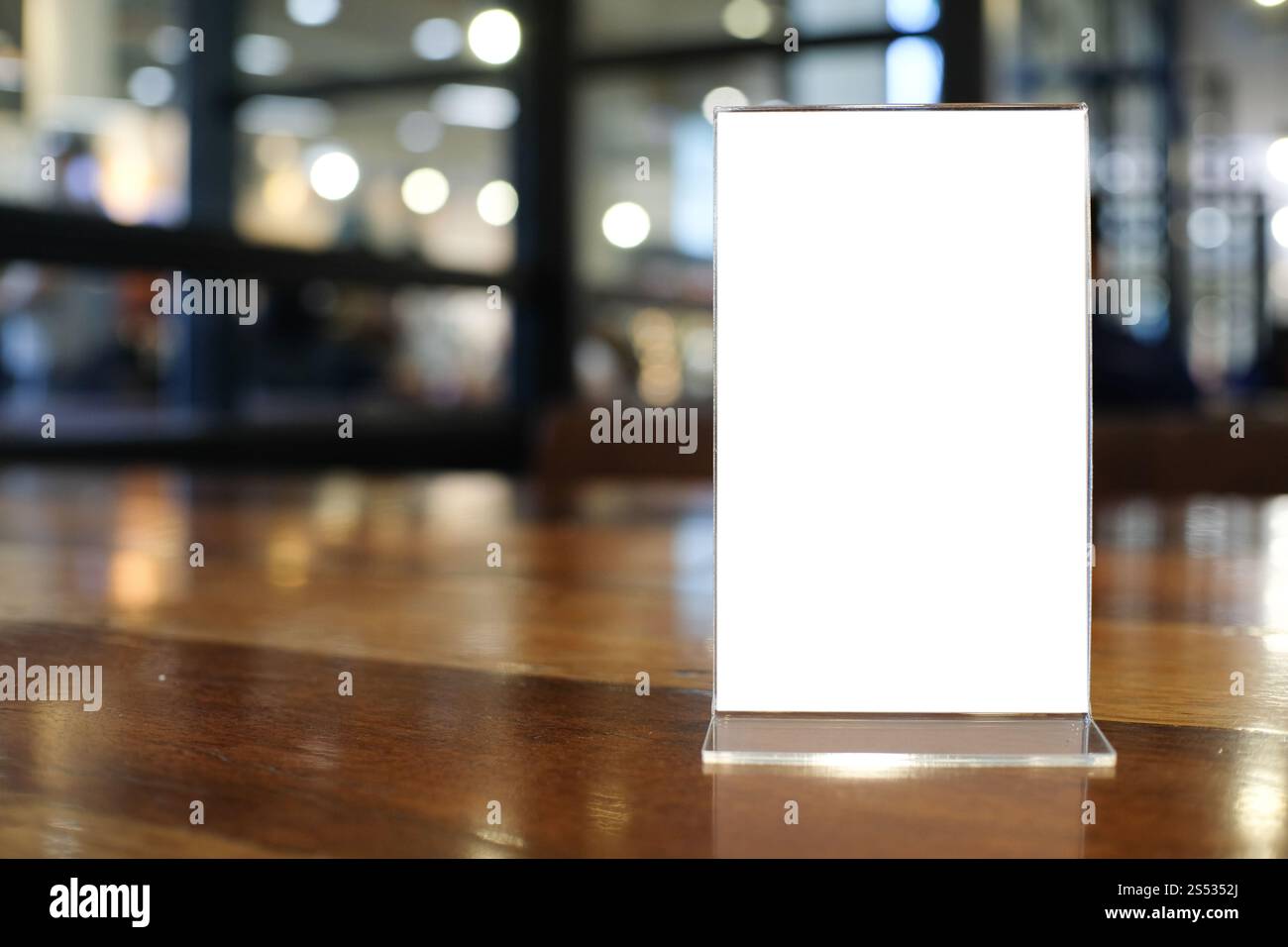 Menü Rahmen Platz für Text-Marketing-Promotion stehen auf Holztisch in Bar Restaurant Café Stockfoto