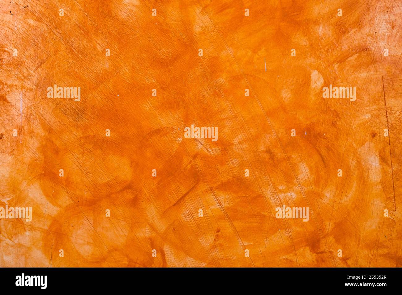 Strukturierte Wand gebürstet bemalt Hintergrund, abstrakte Orange Ölfarbe Stockfoto