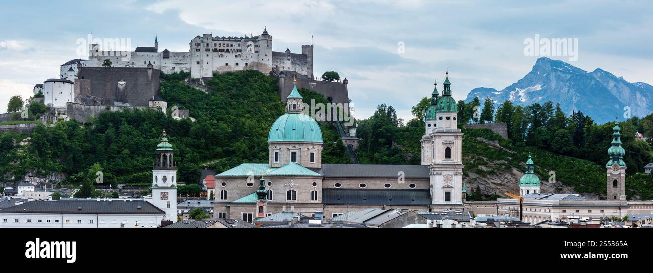 Abendlicher Sommer Salzburg Stadtblick von oben mit dem Salzburger Dom, der Festung Hohensalzburg auf der Bergspitze und den Berggipfeln der Alpen in der Ferne Stockfoto