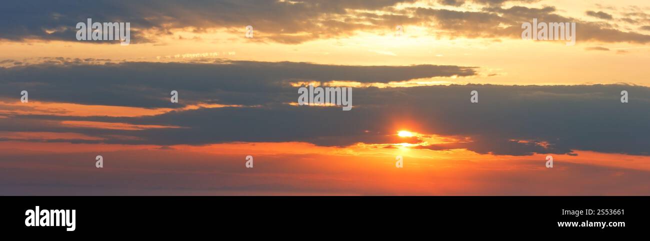 Sommer Morgen Sonnenaufgang Himmel mit Fleece Wolken Panorama Hintergrund. Stockfoto
