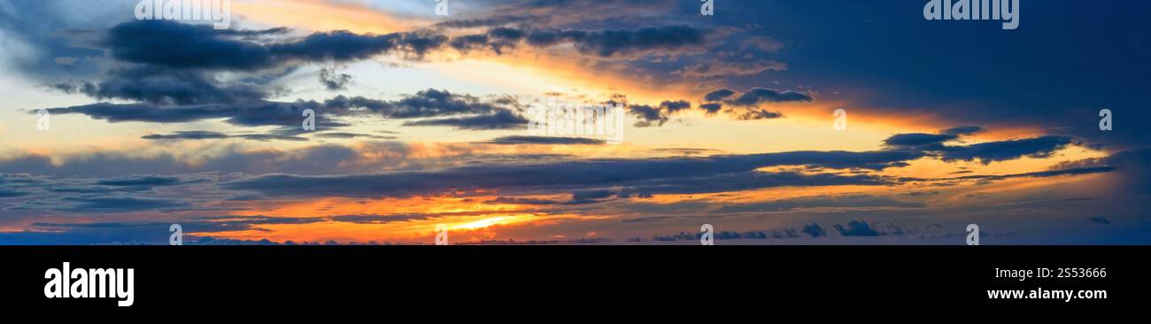 Sommer Sonnenaufgang sky Panorama mit Fleece Wolken Hintergrund. Stockfoto