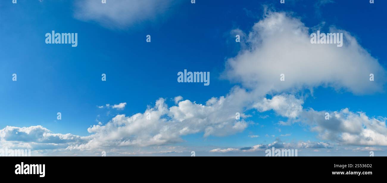 Weiße Wolken im blauen azurblauen Himmel. Sommer gutes Wetter Hintergrund. Stockfoto