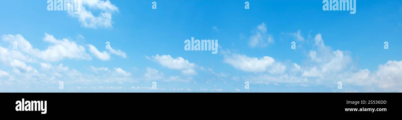Weiße Wolken im blauen azurblauen Himmel. Sommer gutes Wetter Hintergrund. Stockfoto