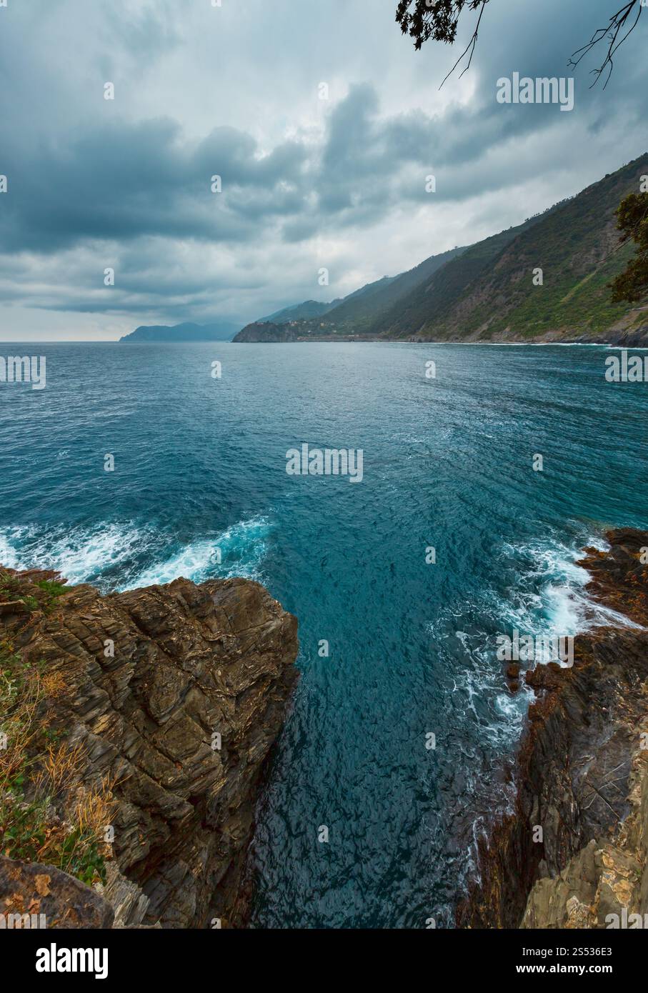 Wunderschöner Blick auf Corniglia im Sommer vom Dorf Manarola. Dies ist ein berühmtes Dorf des Cinque Terre Nationalparks in Ligurien, Italien, zwischen Stockfoto