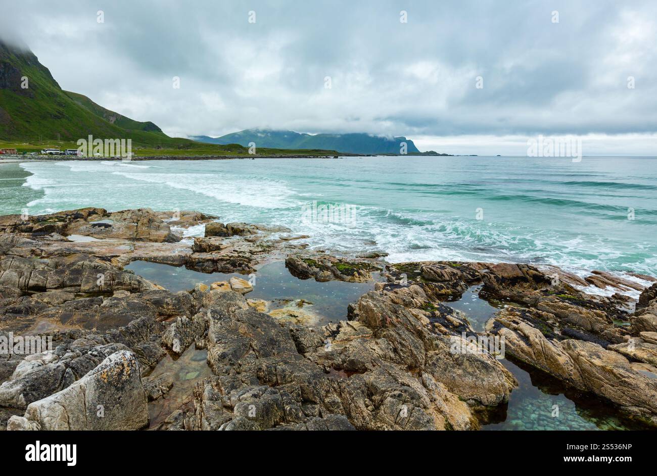 Sommer trübe Aussicht auf den steinigen Strand in Ramberg, Lofoten (Norwegen). Personen unkenntlich. Stockfoto