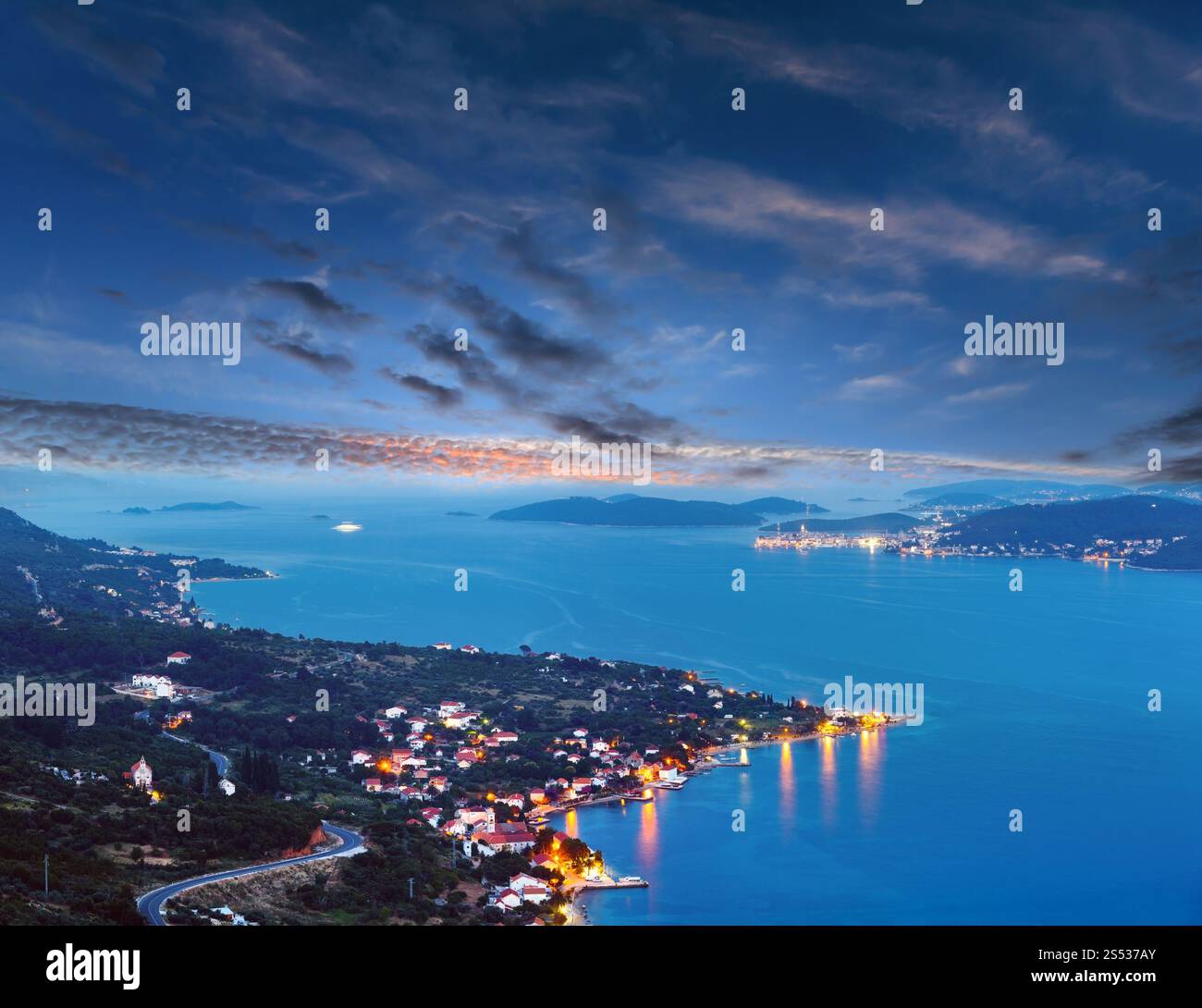 Nacht Sommer kroatischen Peljesac Halbinsel (Viganj, Kroatien) Küste und Korcula Dorf und Insel in weit. Stockfoto