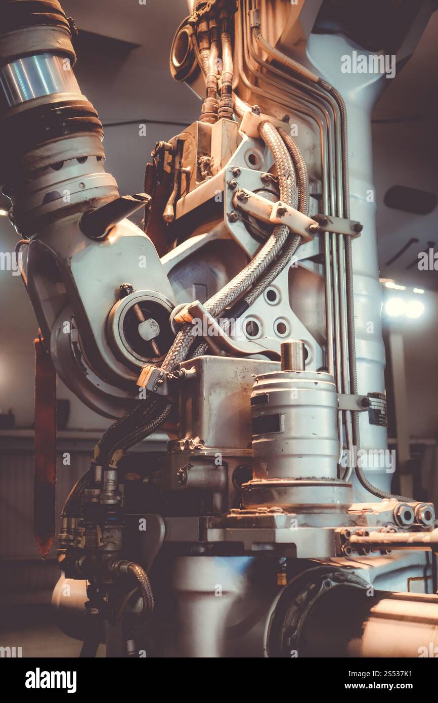 Details zu Fahrwerk für kommerzielle Flugzeuge. Nahansicht. Details der Flugzeugfahrausrüstung Stockfoto