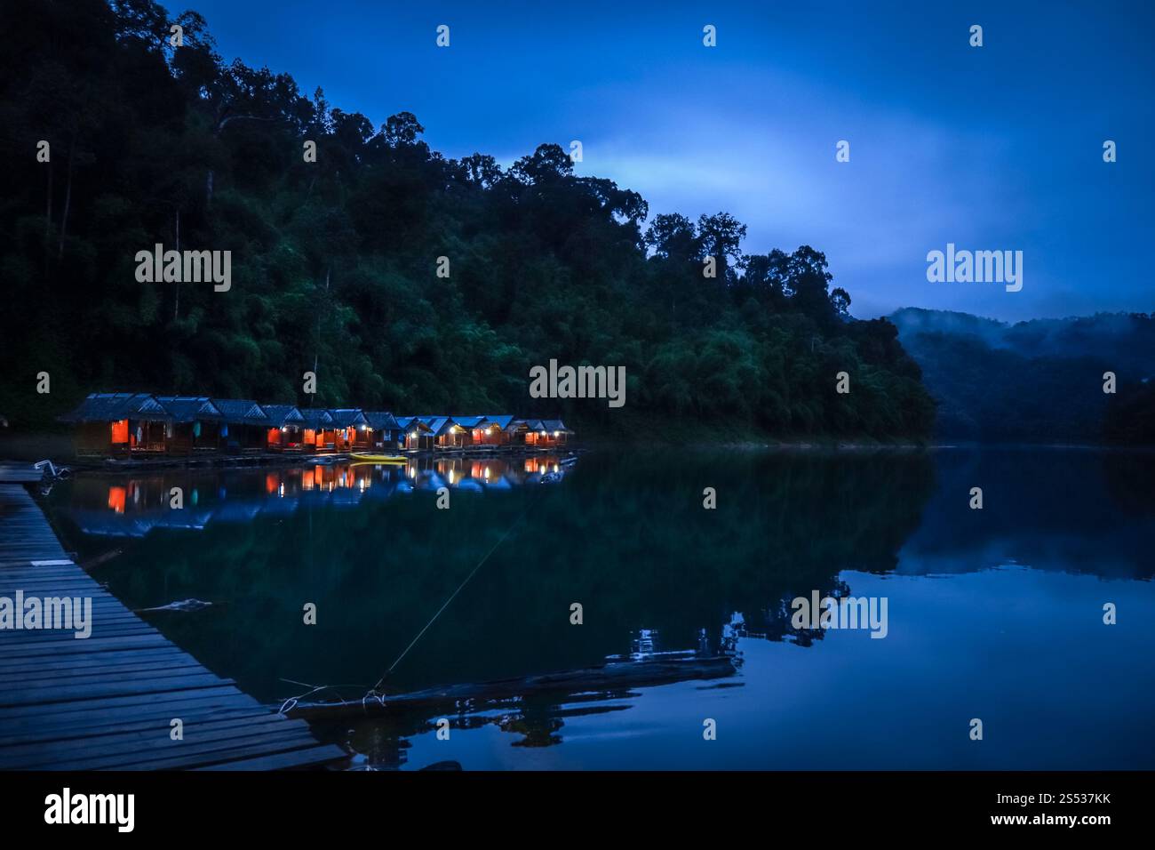 Schwimmendes Dorf bei Nacht in Cheow Lan Lake, Khao Sok, Thailand. Schwimmendes Dorf bei Nacht, Cheow Lan Lake, Khao Sok, Thailand Stockfoto