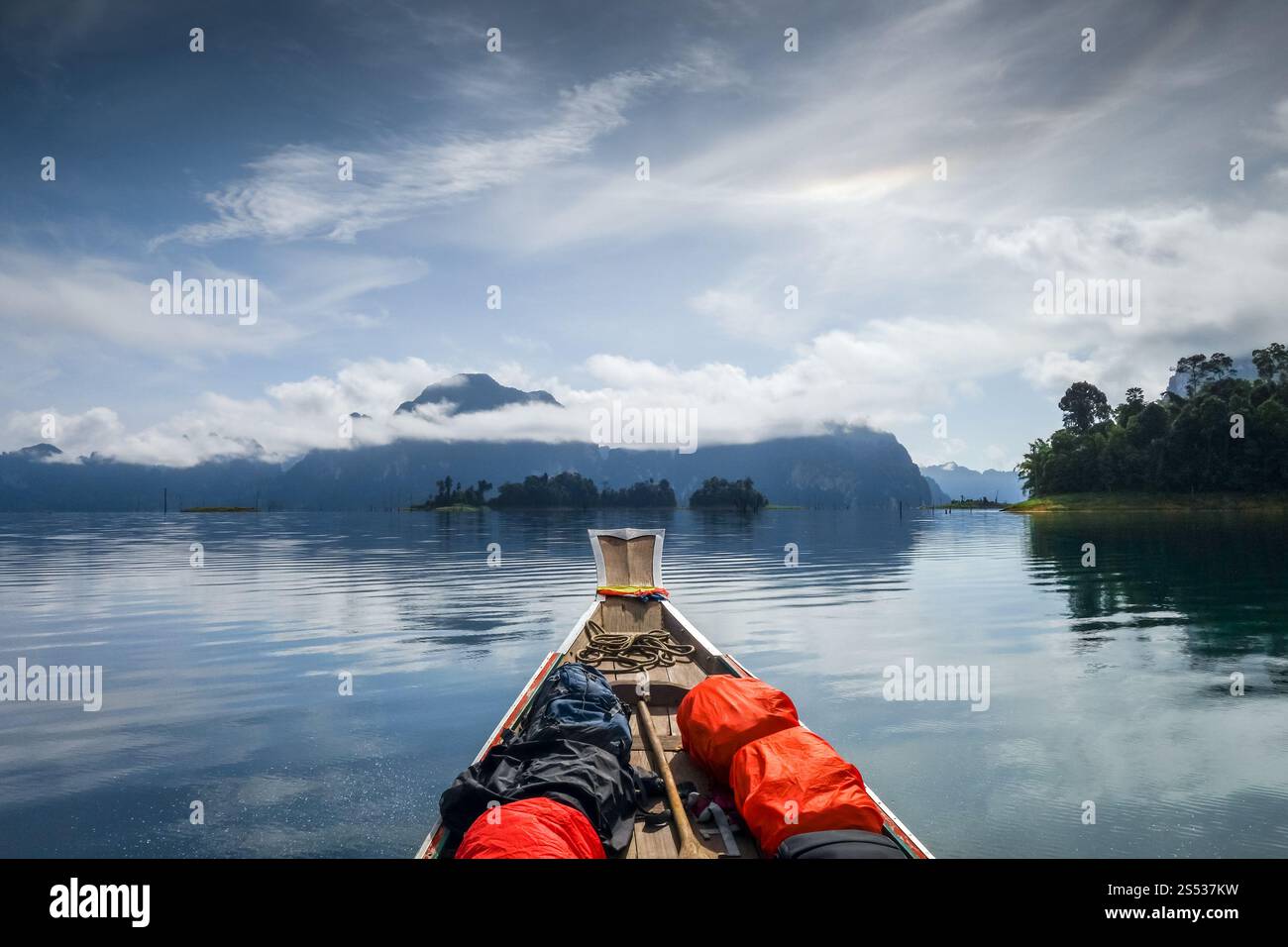 Kanutour auf dem Cheow Lan Lake, Khao Sok Nationalpark, Thailand. Kanutour auf dem Cheow Lan Lake, Khao Sok, Thailand Stockfoto