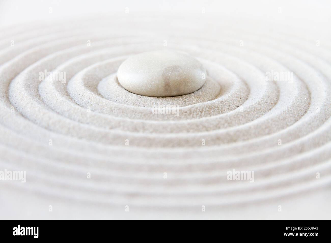Weißer Stein im Sand. Zen-Hintergrundszene im japanischen Garten. Zen japanischer Garten Hintergrund Stockfoto