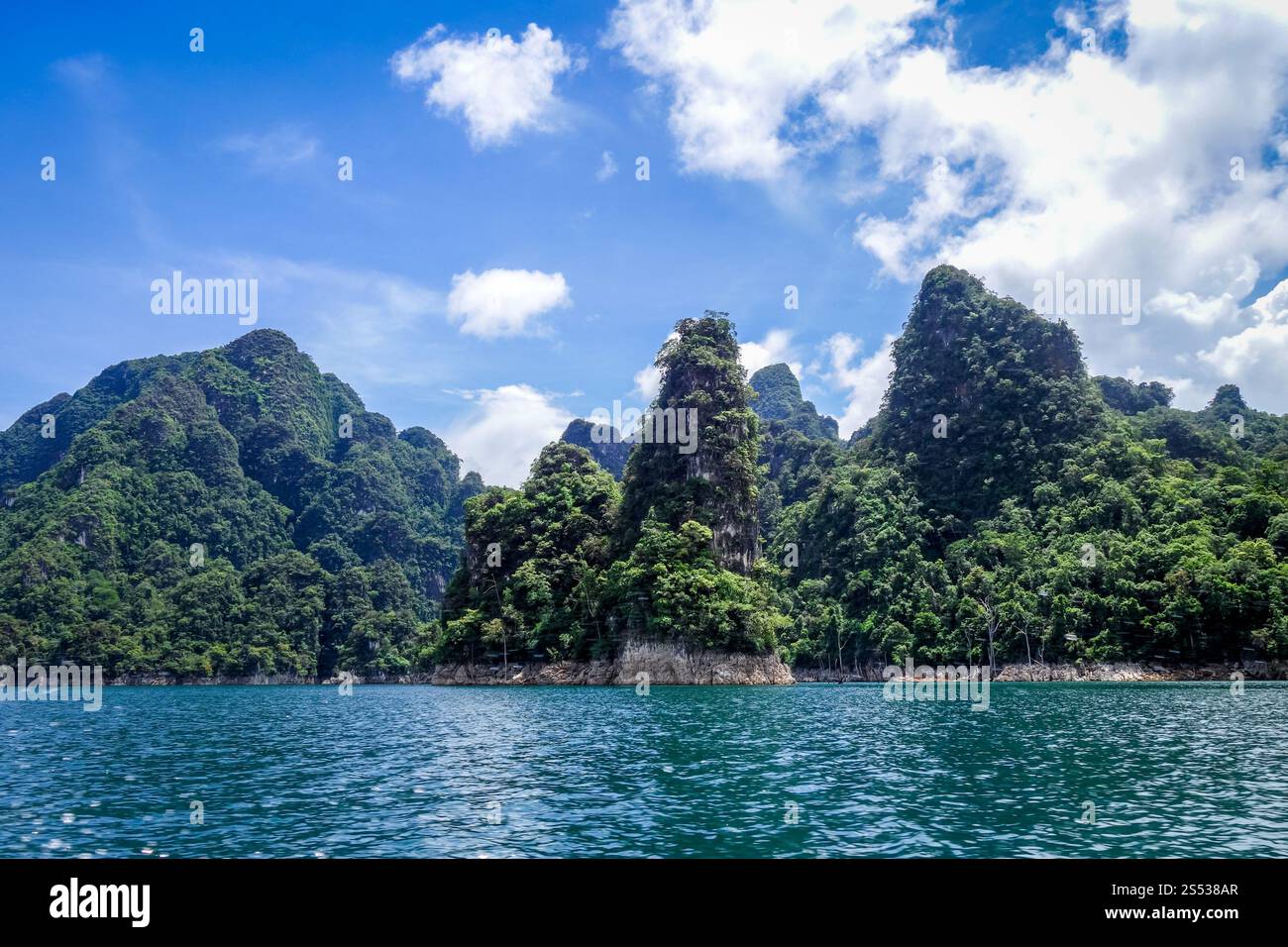 Cheow Lan Lake Kalksteinklippen, Khao Sok Nationalpark, Thailand. Cheow Lan Lake Cliffs, Khao Sok Nationalpark, Thailand Stockfoto