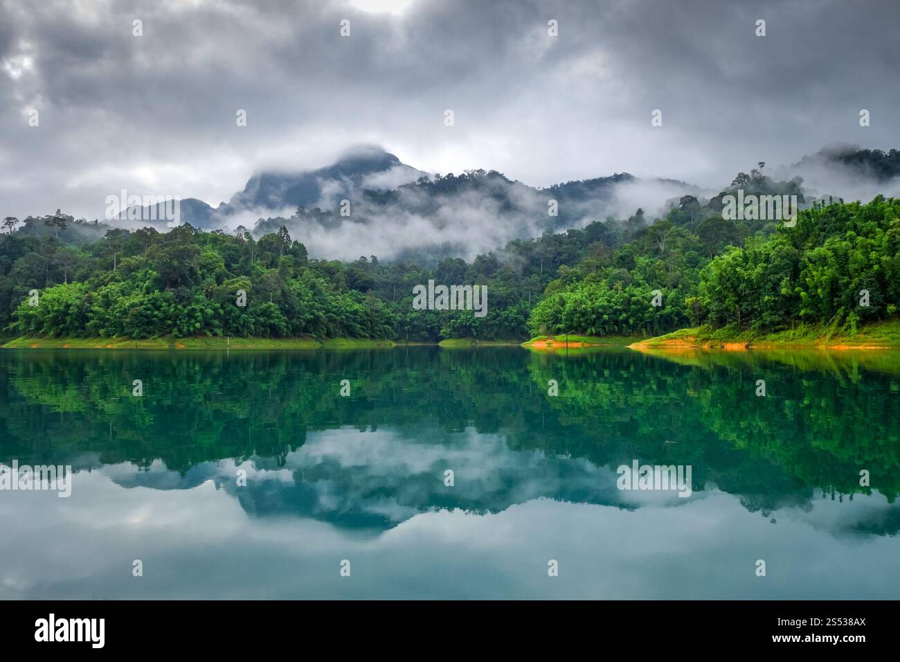 Nebelmorgen am Cheow Lan Lake im Khao Sok Nationalpark, Thailand. Nebelmorgen am Cheow Lan Lake, Khao Sok Nationalpark, Thailand Stockfoto