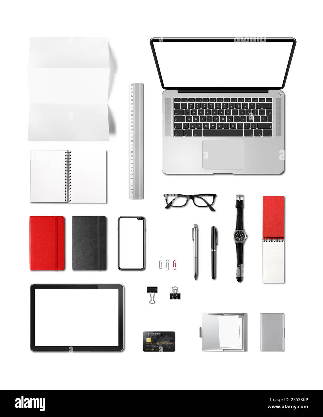 Büroschreibtisch mit Mockup-Motiv von oben, isoliert auf weiß. Leerzeichen. Büroschreibtisch mit Mockup-Motiv von oben, isoliert auf weiß Stockfoto