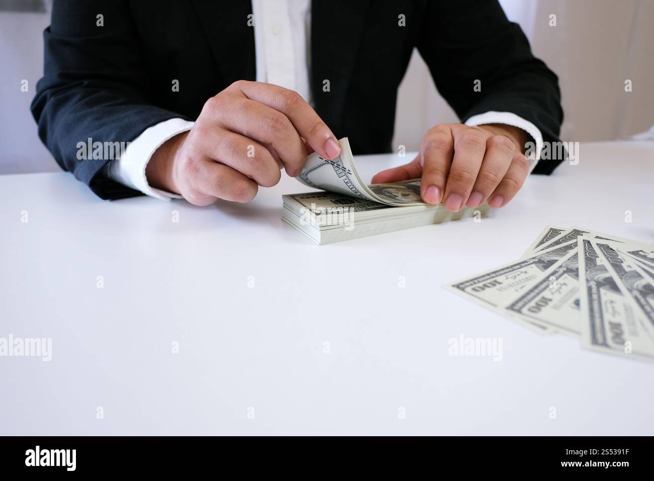 Buchhalter arbeitet Mann verwendet Rechner mit Tabellenkalkulation Dokument, Informationen Finanzkonzept Stockfoto