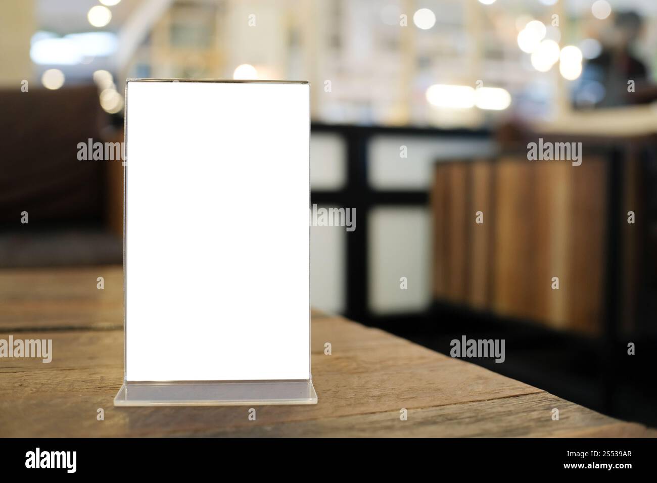 Menü Rahmen Platz für Text-Marketing-Promotion stehen auf Holztisch in Bar Restaurant Café Stockfoto