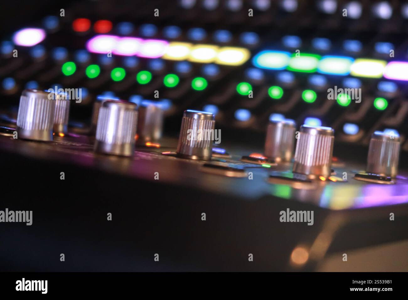 DJ-CD-Player, Audio-Mixer und Verstärker im Nachtclub Stockfoto