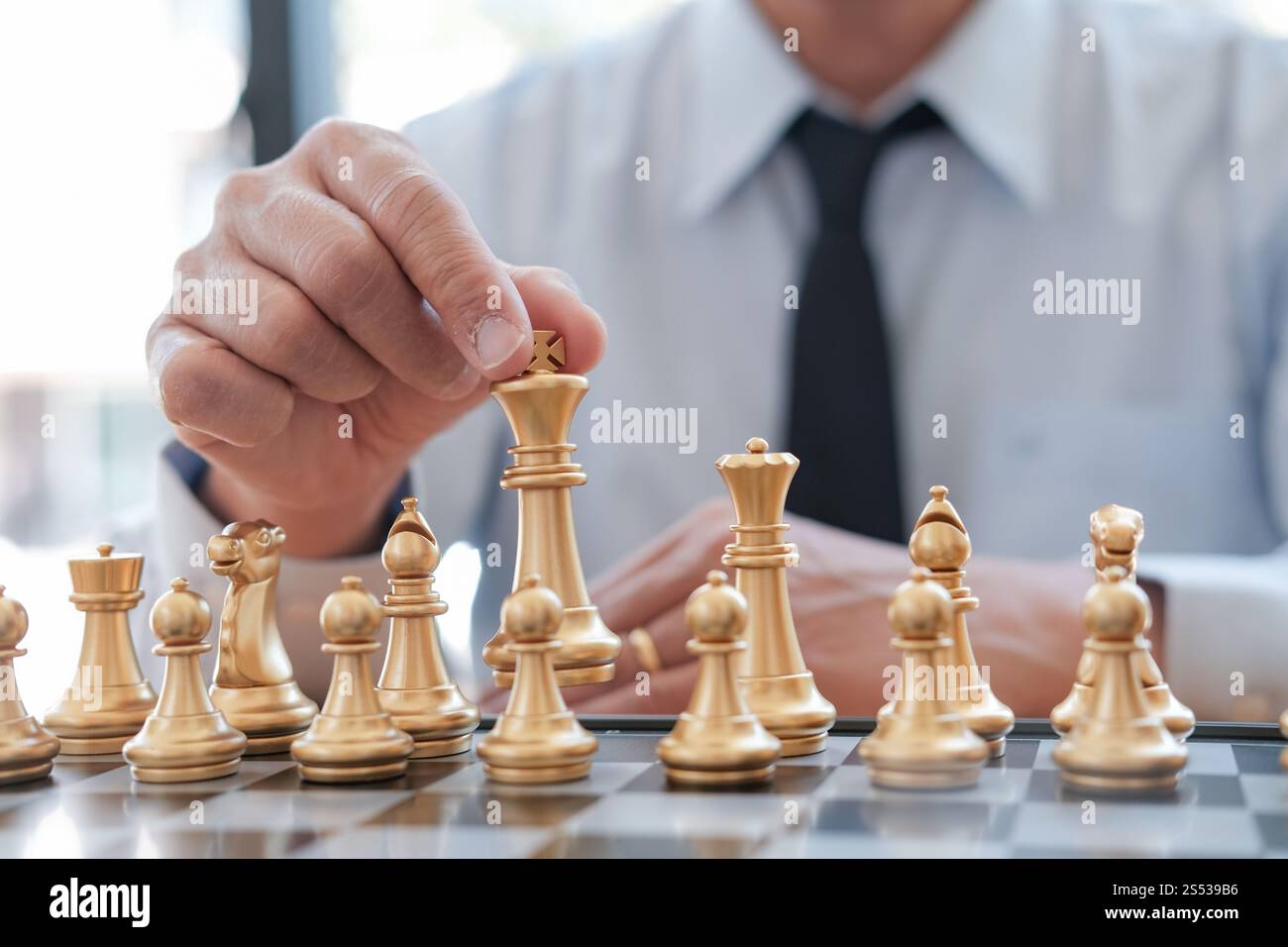 Geschäftsmann spielen mit Schach spiel. Erfolg Management Konzept der Business Strategie und Taktik Herausforderung Stockfoto