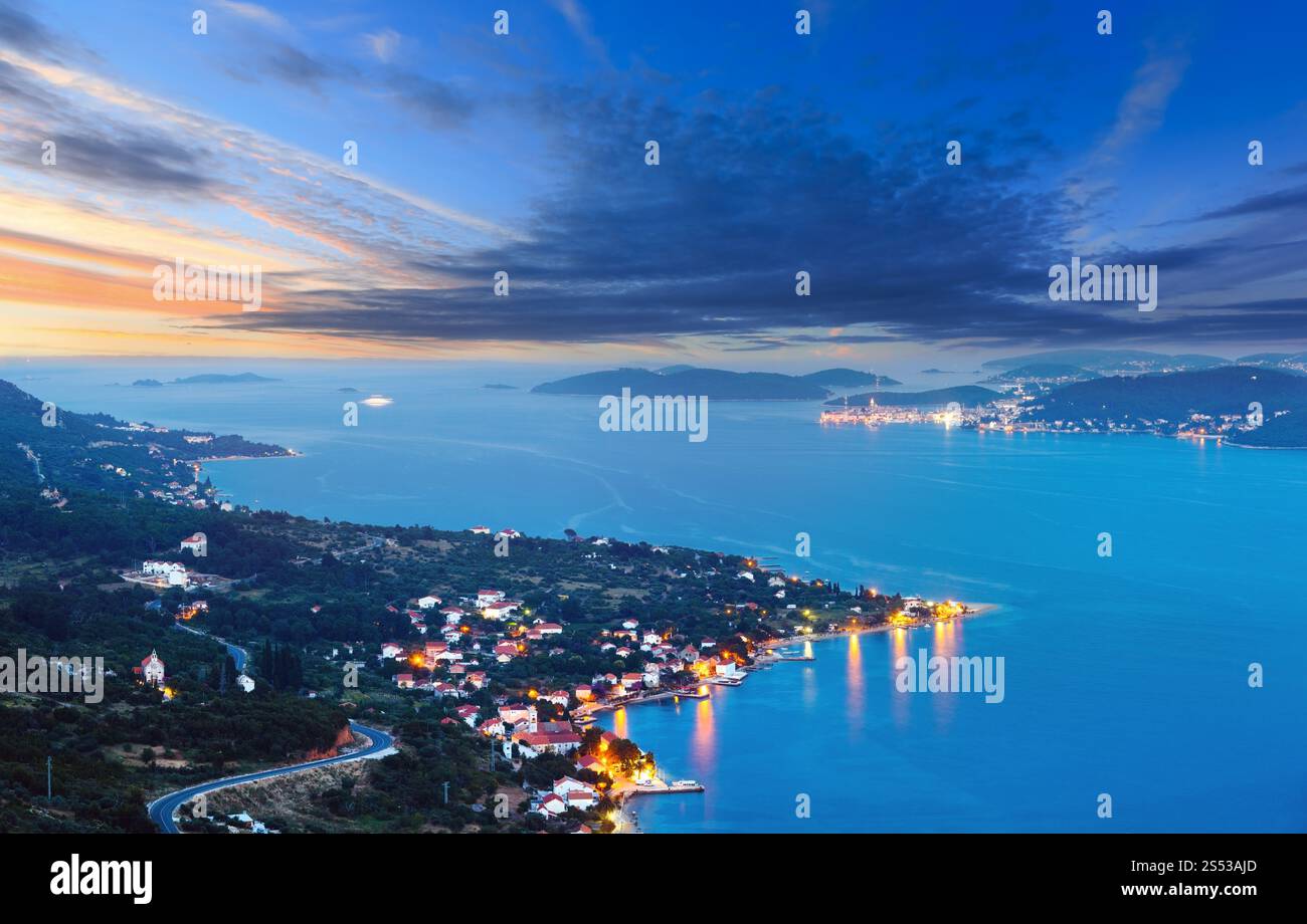 Nacht Sommer kroatischen Peljesac Halbinsel (Viganj, Kroatien) Küste und Korcula Dorf und Insel in weit. Stockfoto