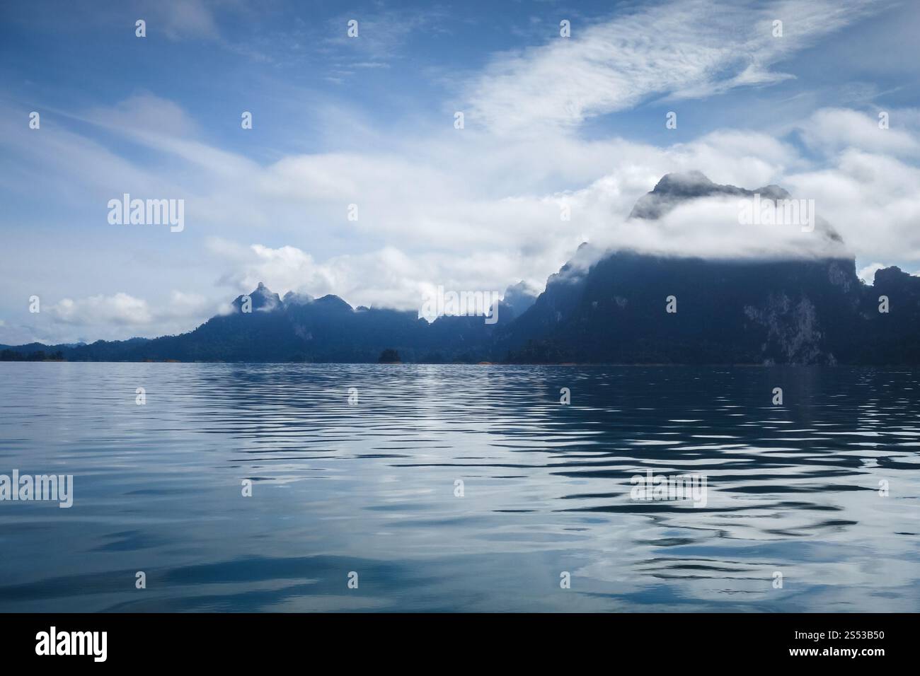 Morgennebel am Cheow Lan Lake, Khao Sok Nationalpark, Thailand. Vormittag am Cheow Lan Lake, Khao Sok Nationalpark, Thailand Stockfoto
