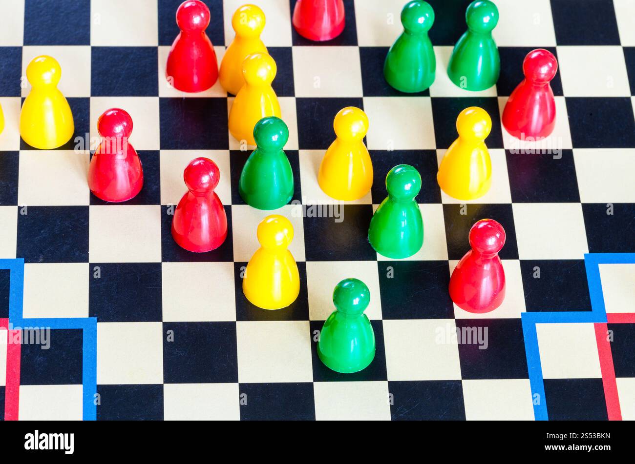 Gameplay von Halma Strategy Board Game. Halma Brettspiel wurde von George Howard Monks in 1883-1884 erfunden Stockfoto