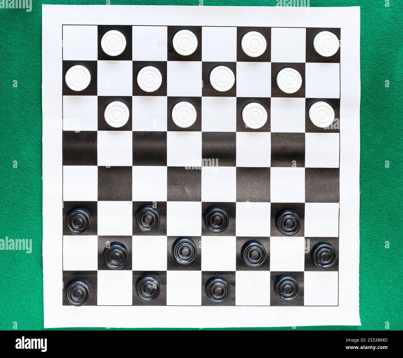 Blick von oben auf die Entwürfe auf schwarz-weiß karierten Blatt Board auf grünem Filz Tisch Stockfoto