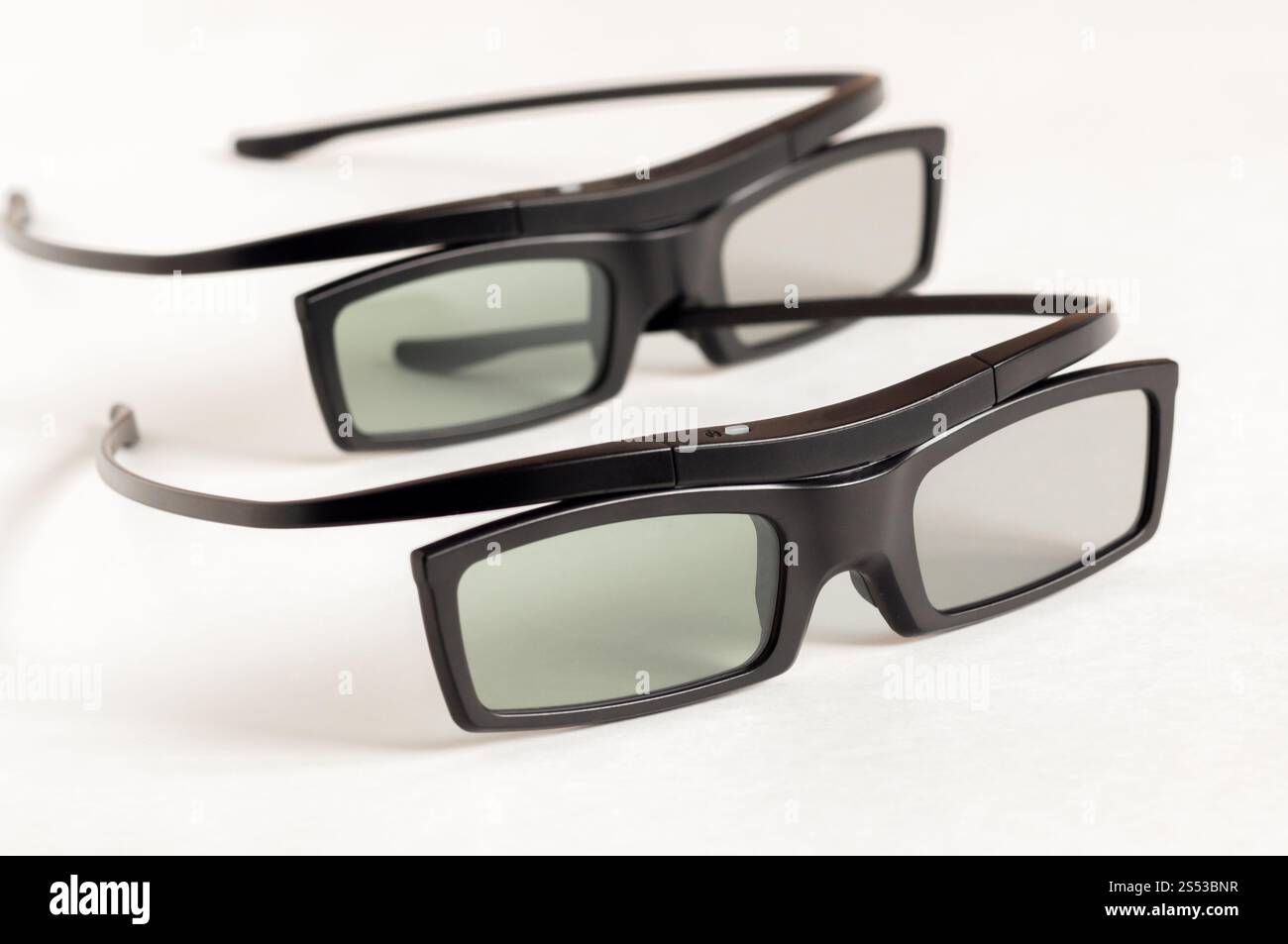 3D-Fernsehbrille auf hellem Hintergrund Stockfoto