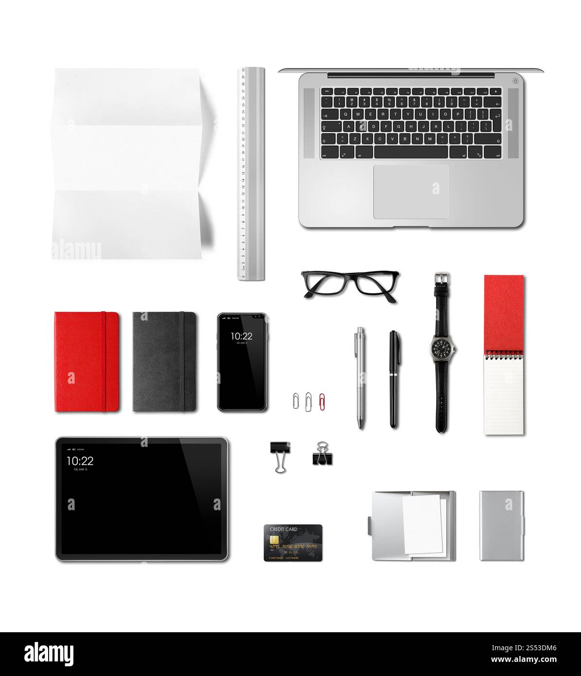 Büroschreibtisch mit Mockup-Motiv von oben, isoliert auf weiß. Leerzeichen. Büroschreibtisch mit Mockup-Motiv von oben, isoliert auf weiß Stockfoto