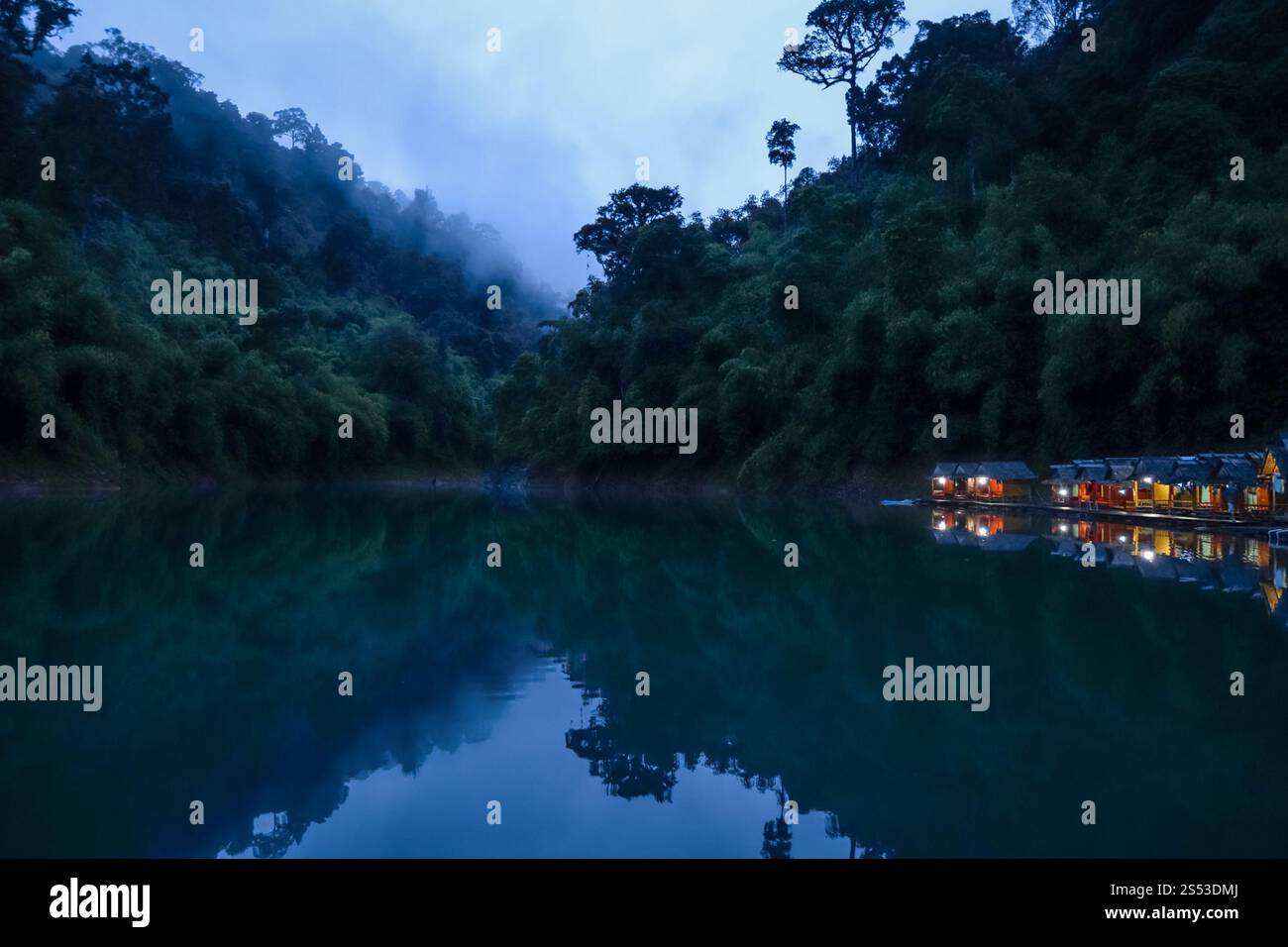 Schwimmendes Dorf bei Nacht in Cheow Lan Lake, Khao Sok, Thailand. Schwimmendes Dorf bei Nacht, Cheow Lan Lake, Khao Sok, Thailand Stockfoto