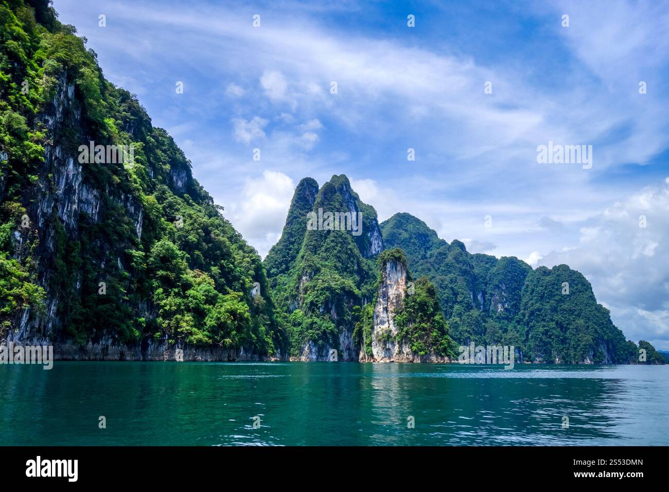 Cheow Lan Lake Kalksteinklippen, Khao Sok Nationalpark, Thailand. Cheow Lan Lake Cliffs, Khao Sok Nationalpark, Thailand Stockfoto