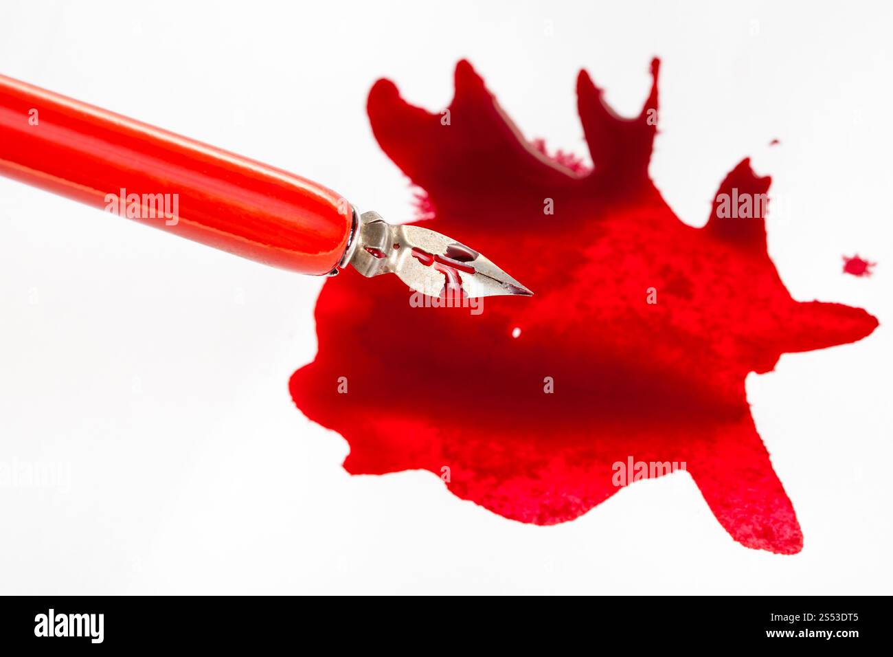 Oben Ansicht von nib in rot Dip Pen über rote Tinte Fleck auf weissem Papier Stockfoto