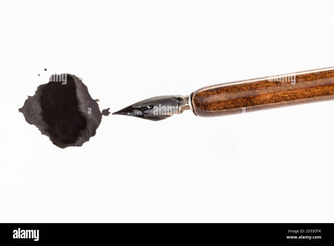 Ansicht von oben in schwarz lackiert nib braun Stifthalter und tupfen Sie mit schwarzer Tinte auf weißem Papier Stockfoto