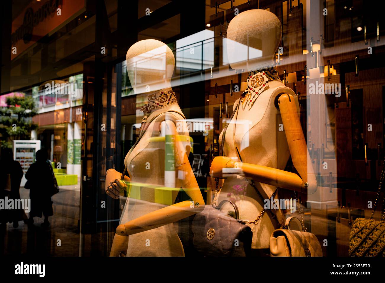 Manequins in der Outlet Mall in Tokio, schießen aus dem Fenster draußen Stockfoto
