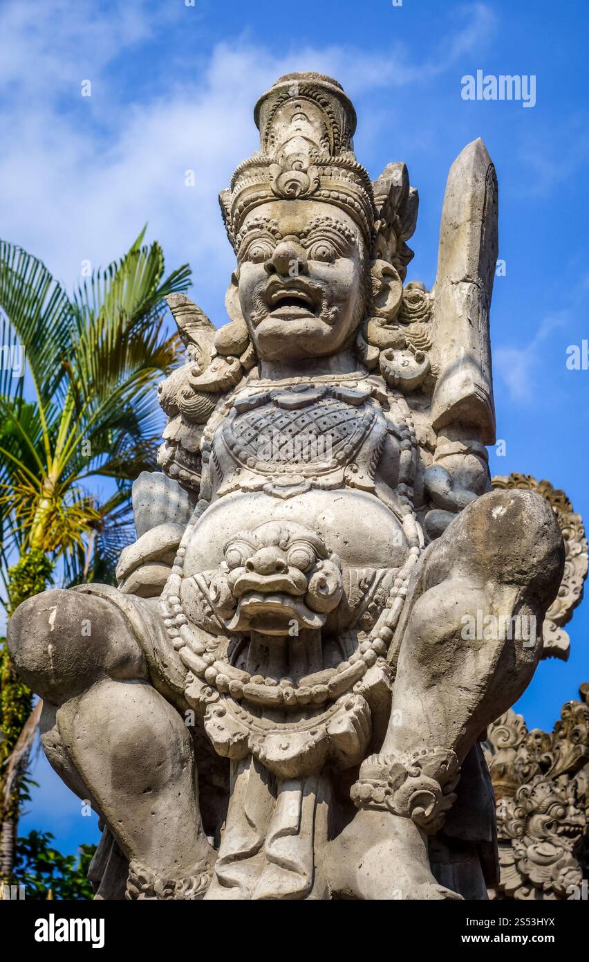 Wachstatue an einer Eingangstür des Tempels in Ubud, Bali, Indonesien. Gard-Statue an einer Eingangstür des Tempels, Ubud, Bali, Indonesien Stockfoto