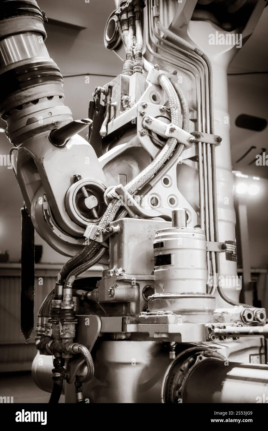 Details zu Fahrwerk für kommerzielle Flugzeuge. Schwarz-weiß. Details der Flugzeugfahrausrüstung. Schwarzweißfoto Stockfoto