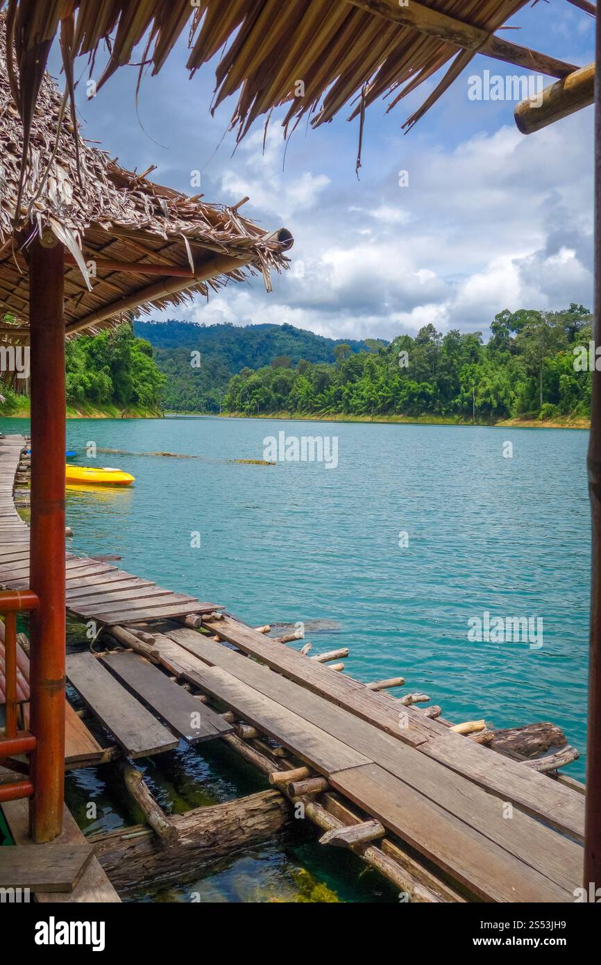 Schwimmendes Bungalowdorf in Cheow Lan Lake, Khao Sok, Thailand. Schwimmendes Dorf in Cheow Lan Lake, Khao Sok, Thailand Stockfoto