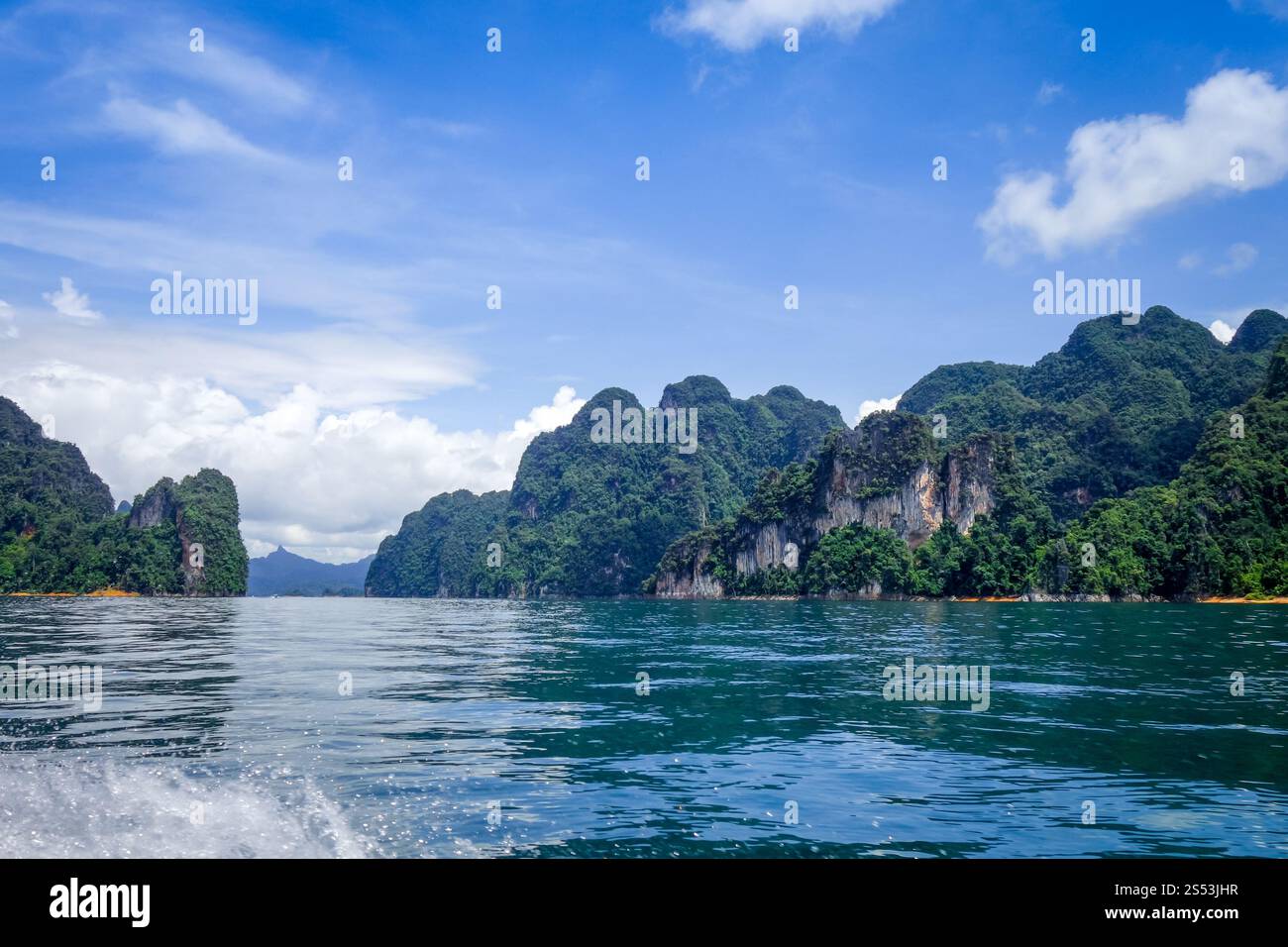 Cheow Lan Lake Kalksteinklippen, Khao Sok Nationalpark, Thailand. Cheow Lan Lake Cliffs, Khao Sok Nationalpark, Thailand Stockfoto