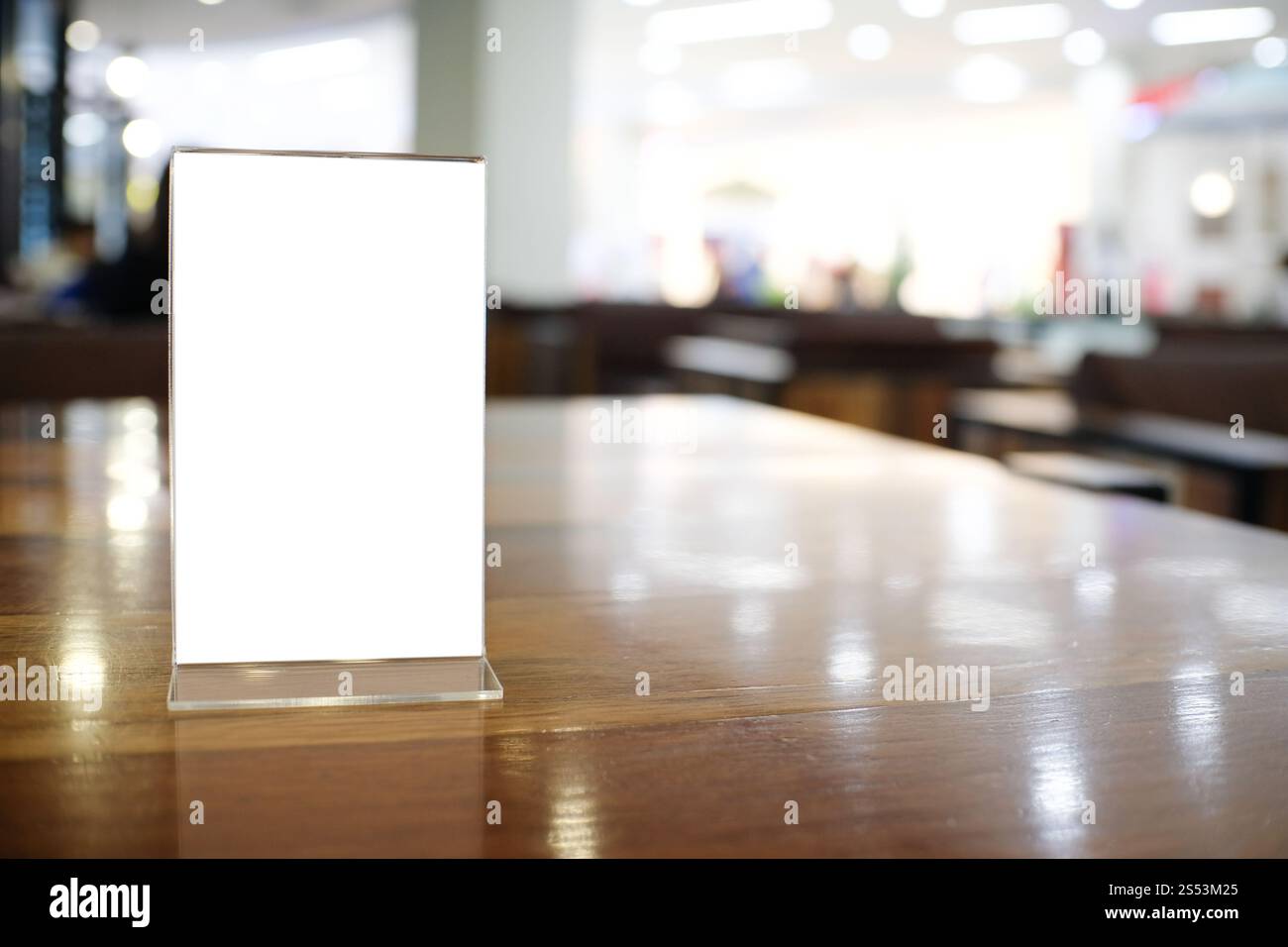 Menü Rahmen Platz für Text-Marketing-Promotion stehen auf Holztisch in Bar Restaurant Café Stockfoto