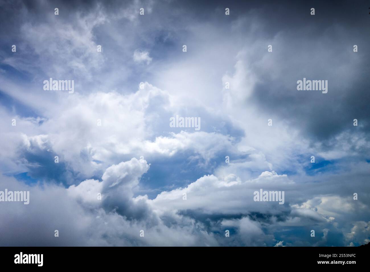 Perfekte stürmische, dramatische Himmeltapete. Perfekter, dramatischer Himmel Stockfoto