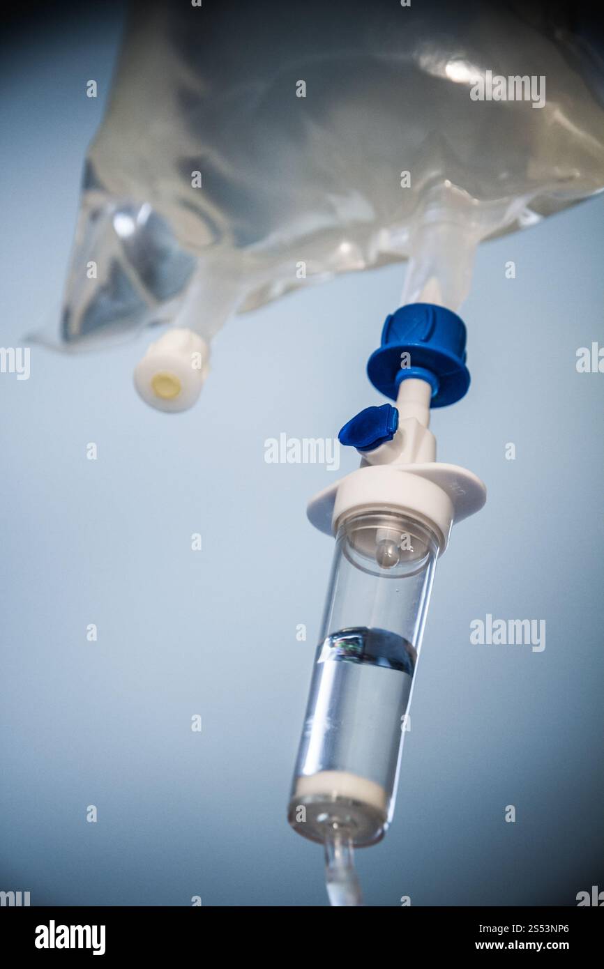 Intravenöse Infusions-Tropfinfusion im Krankenhaus. Intravenöse Tropfinfusion im Krankenhaus Stockfoto