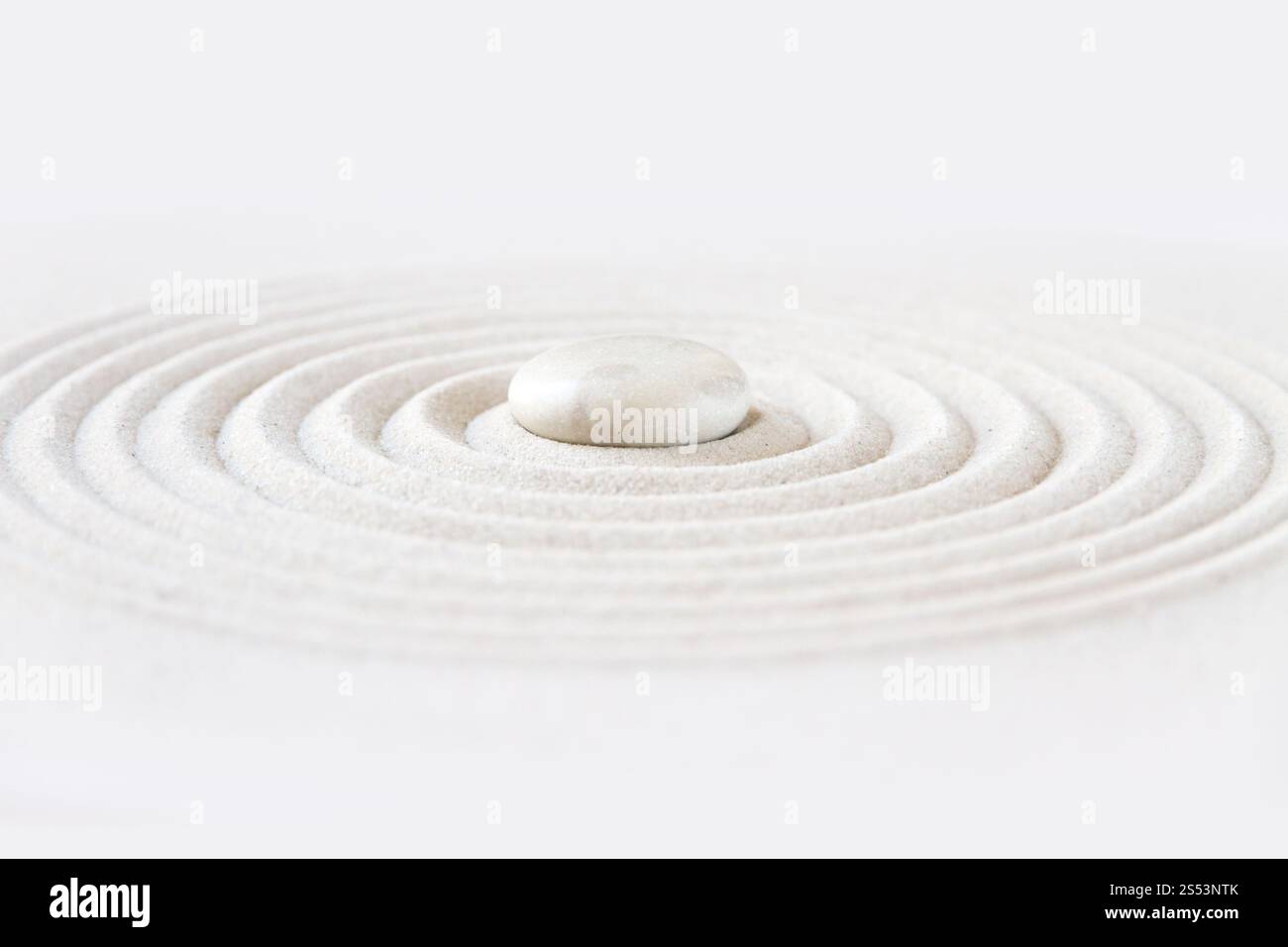 Weißer Stein im Sand. Zen-Hintergrundszene im japanischen Garten. Zen japanischer Garten Hintergrund Stockfoto