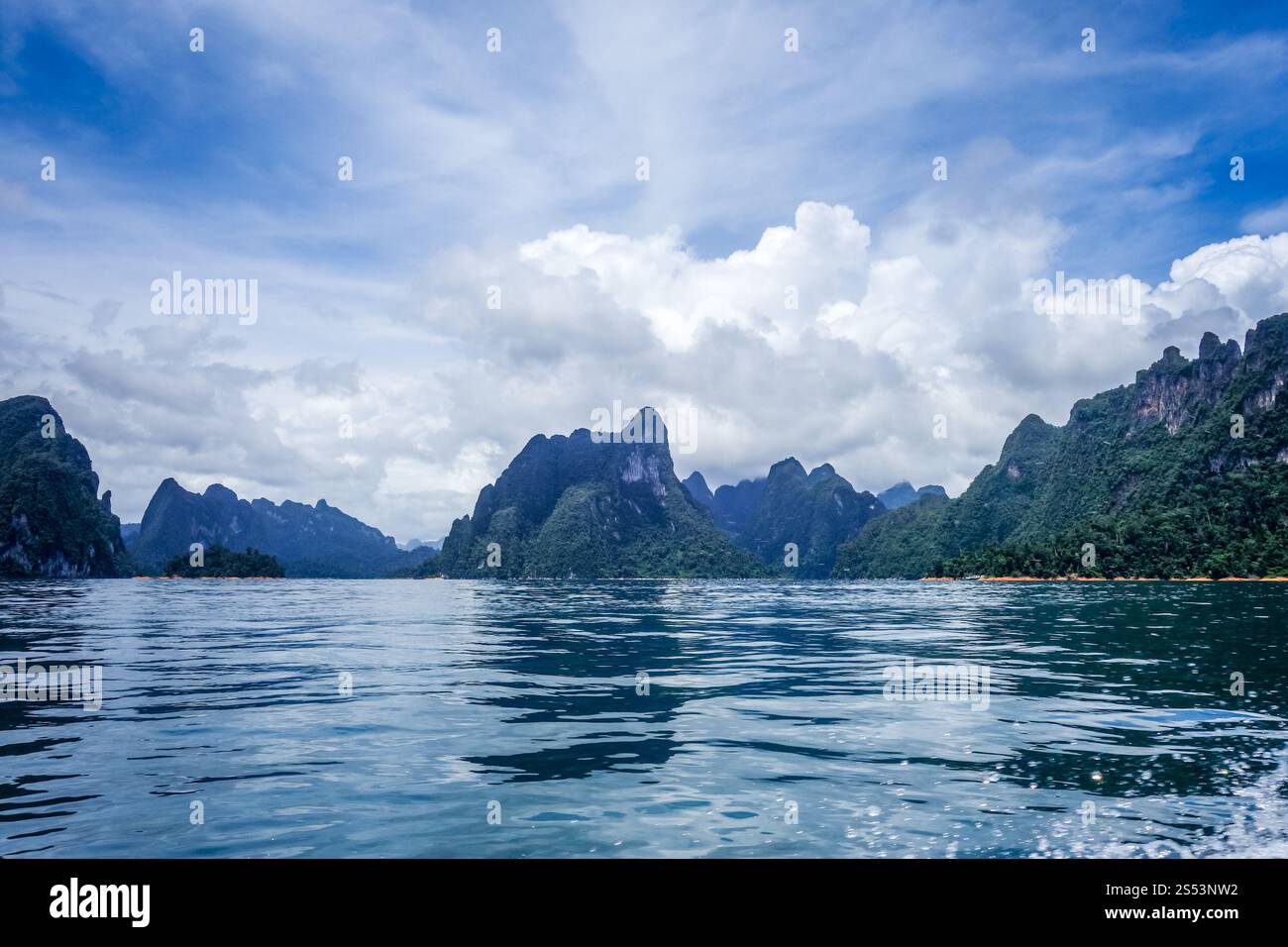 Cheow Lan Lake Kalksteinklippen, Khao Sok Nationalpark, Thailand. Cheow Lan Lake Cliffs, Khao Sok Nationalpark, Thailand Stockfoto