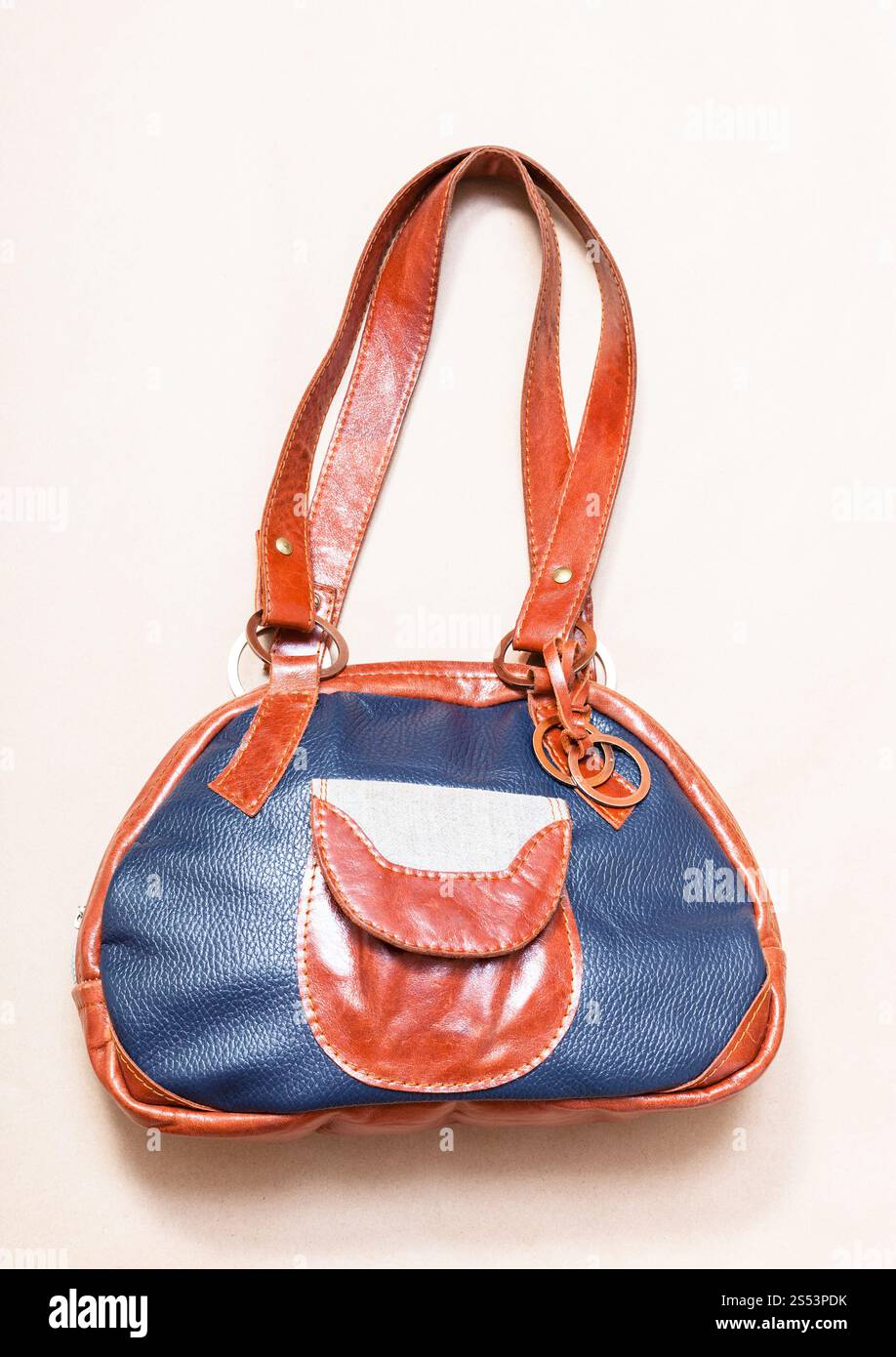 Handgefertigte Leder Patchwork Bowlingtasche auf Holzbrett Stockfoto