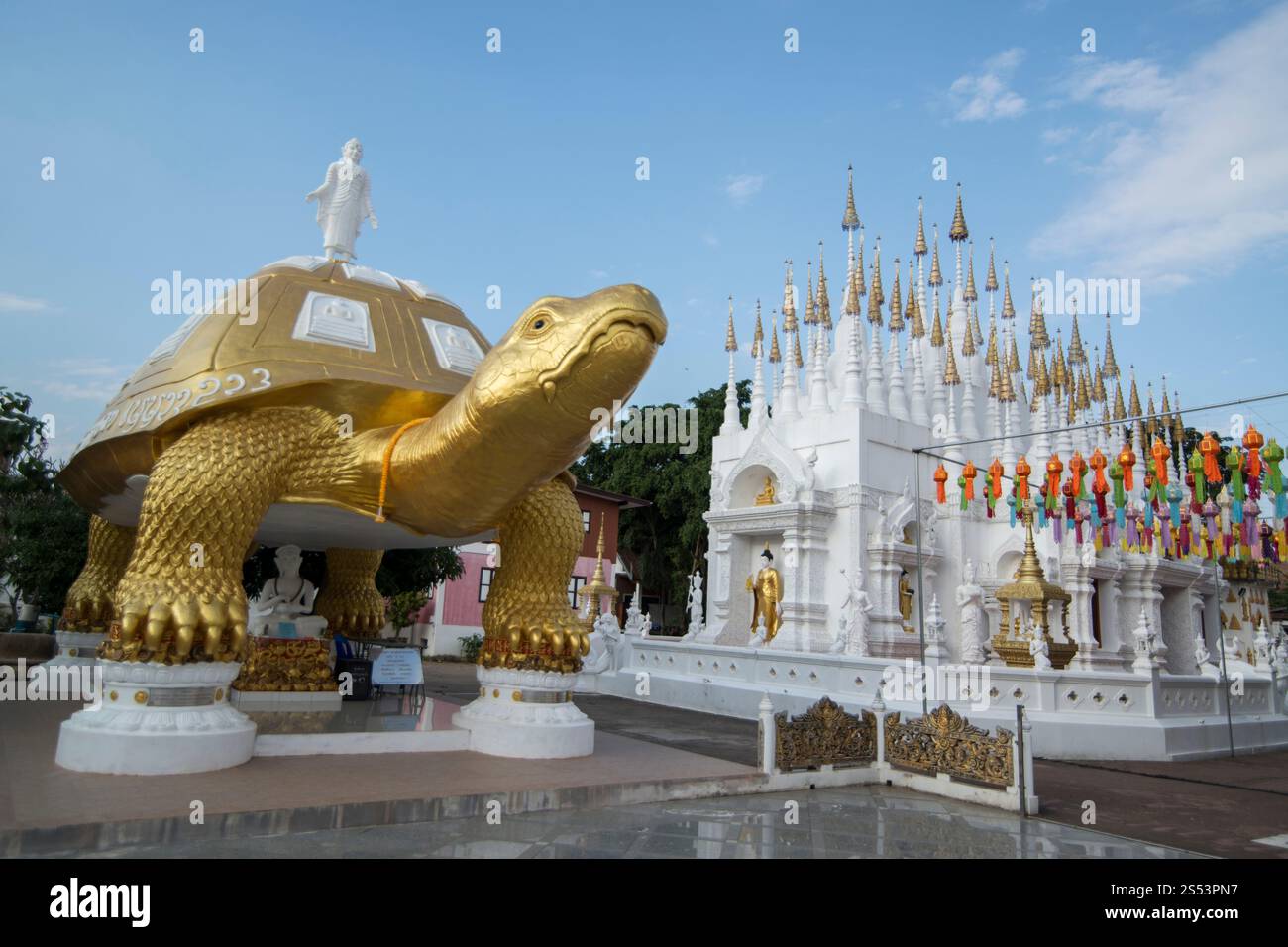 Eine große goldene Schildkröte am Wat Pong Sunan Tempel in der Stadt Phrae im Norden Thailands. Thailand, Phrae November 2018. THAILAND PHRAE WAT Stockfoto