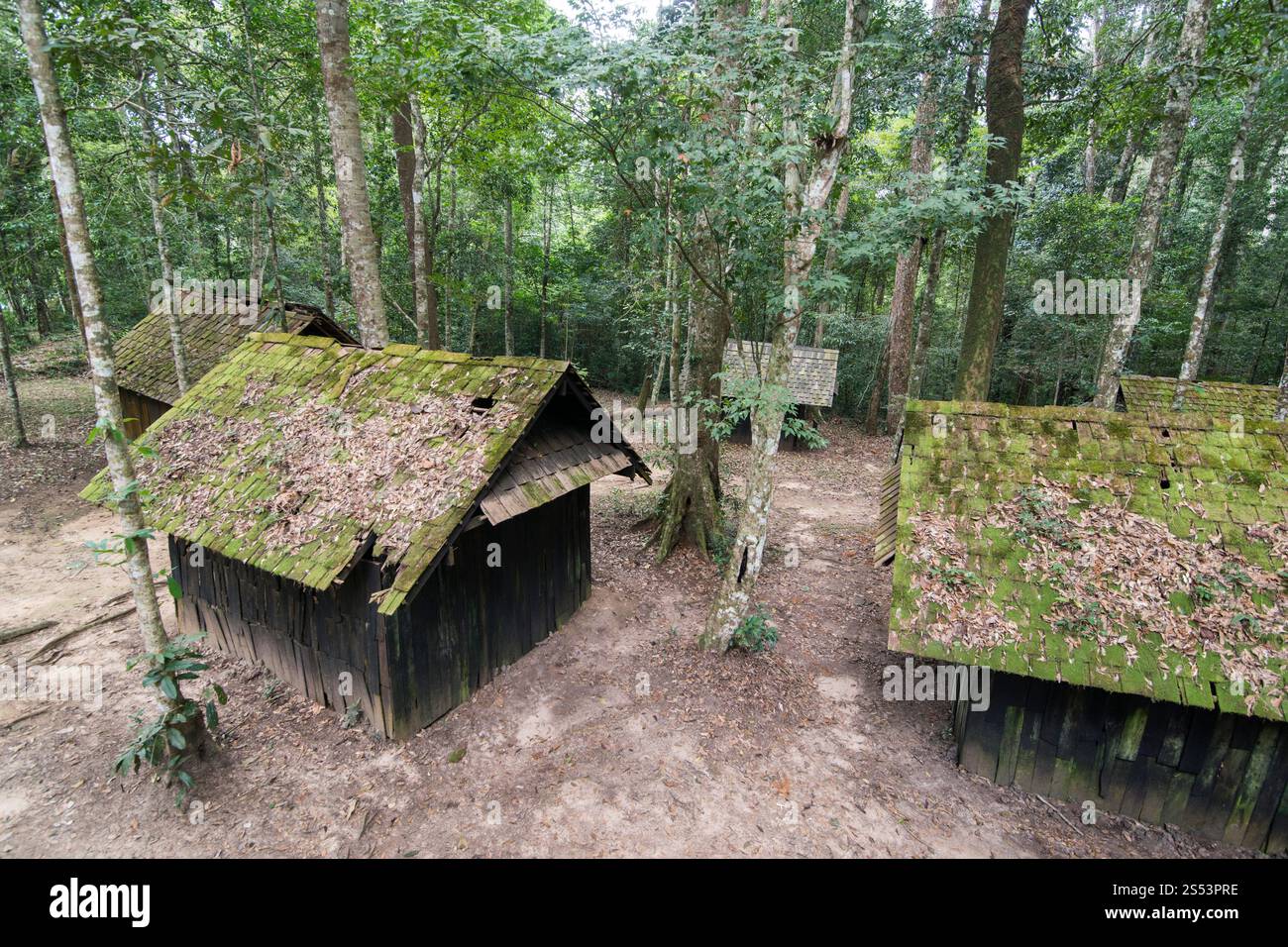 Die Holzhäuser der Militärakademie und -Schule im Phu hin Rong KLA Nationalpark in der Nähe der Stadt Phitsanulok im Norden Thailands. Stockfoto
